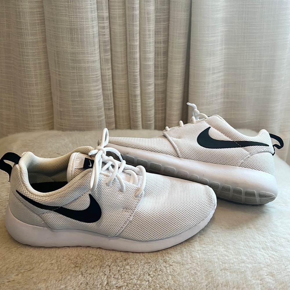 White Nike Roshe Run’s
